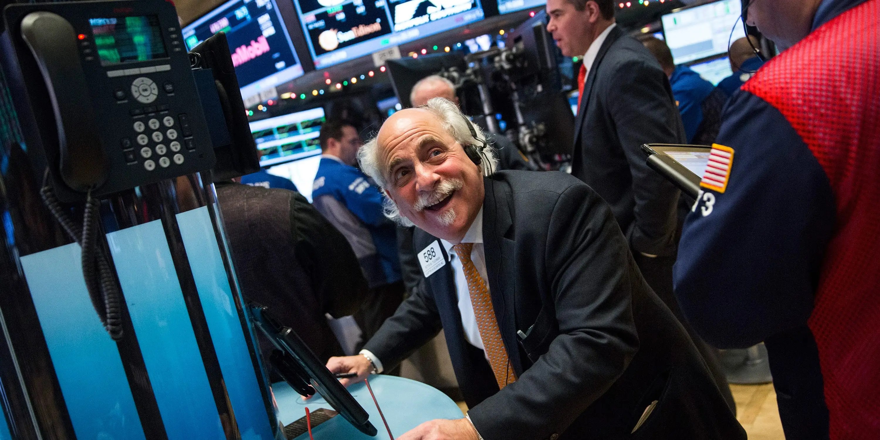 JAV akcijos kyla, nes investuotojai tikisi užbaigti stiprų pelno mėnesį