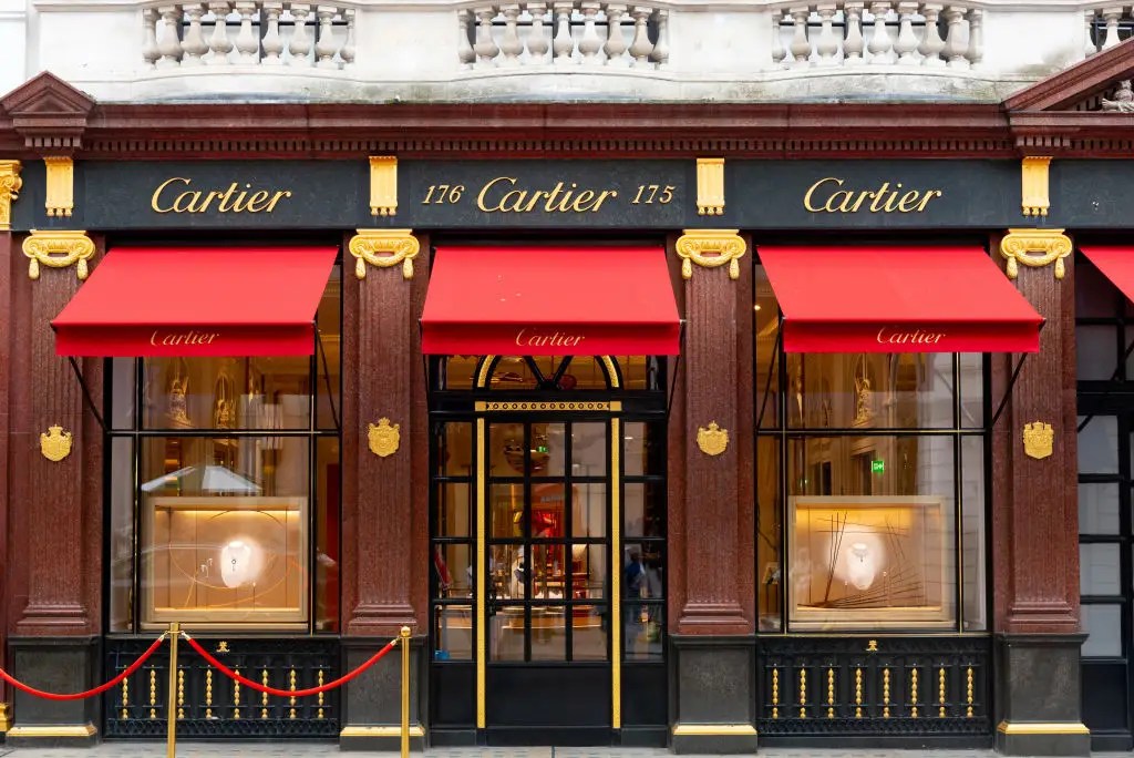 20-metė „namie gyvenanti dukra“ sako, kad „mergaitė matematika“ reiškia, kad jos 2900 USD kainuojantys „Cartier“ auskarai iš esmės yra nemokami.