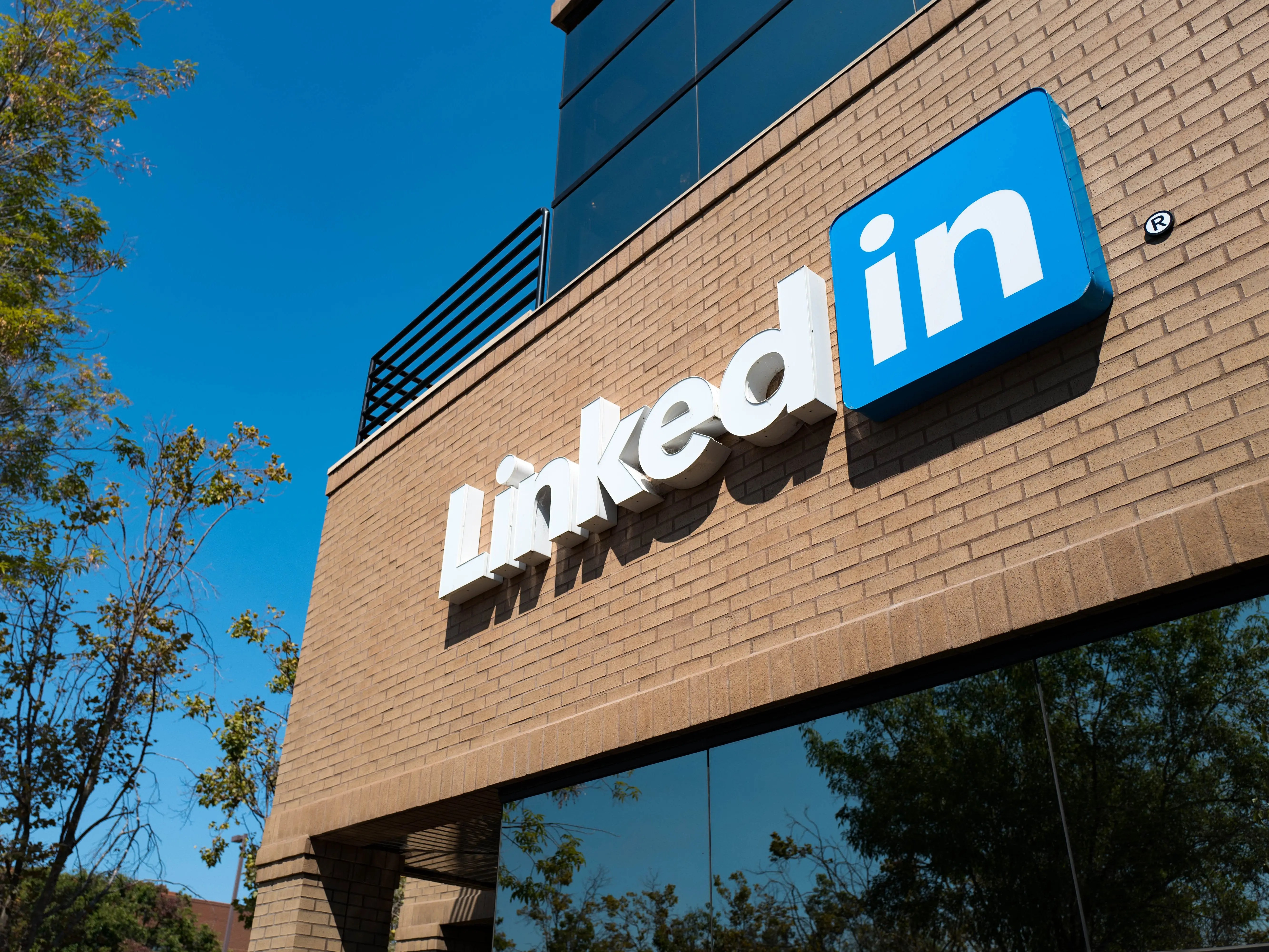 Linkedin Business Insider - Premium Landscape Background Gallery - Mobile