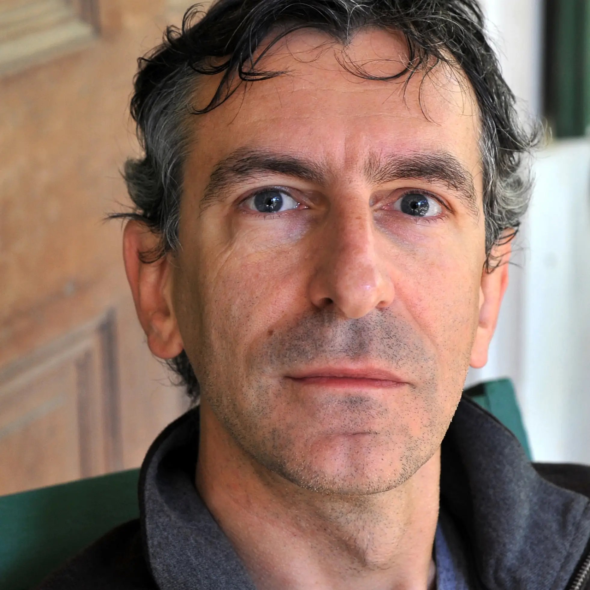 Alberto Riva Medium - 4K Dark Designs for Desktop