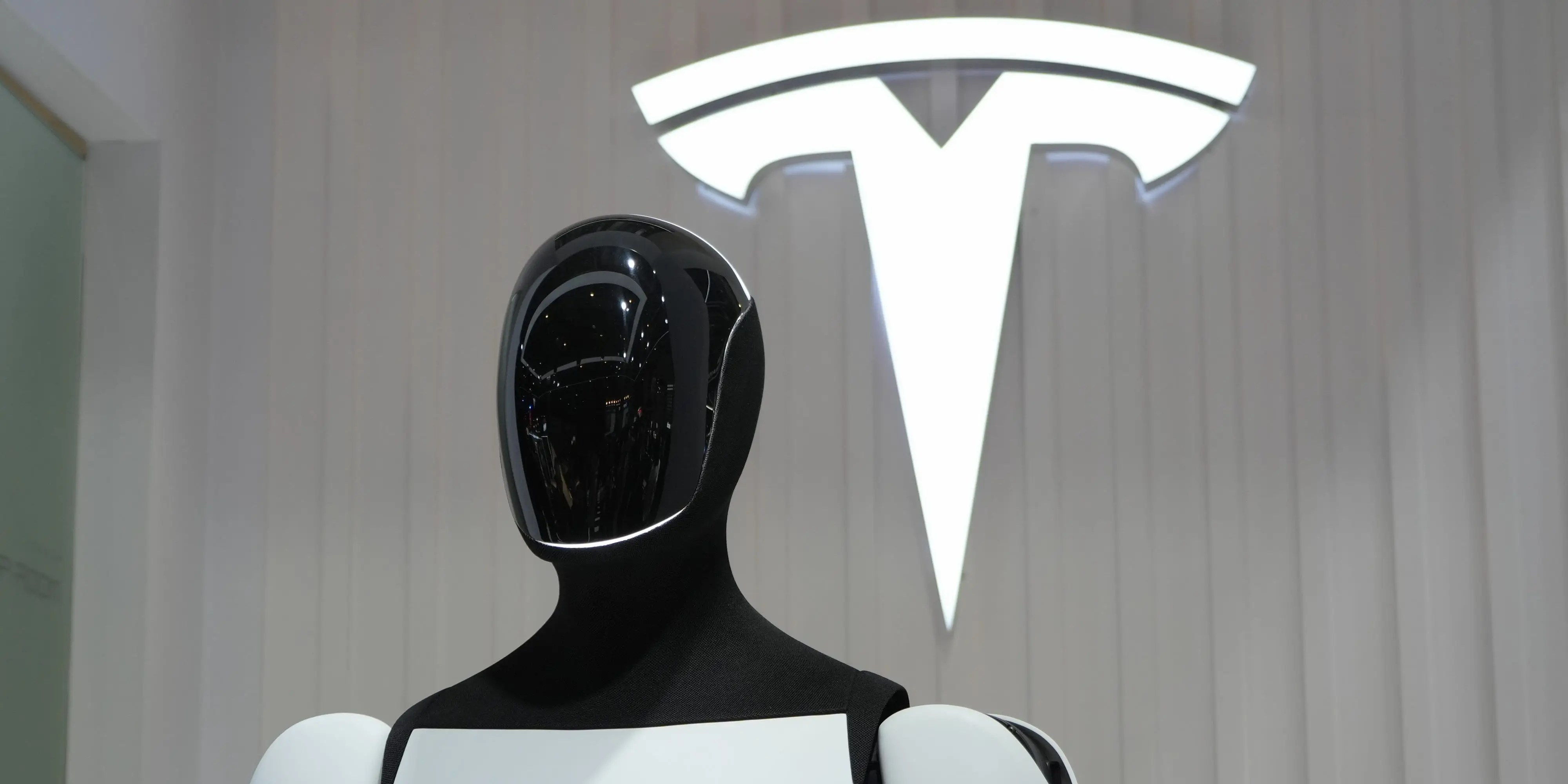Tesla Loses AI Talent to Sunday Robotics: What It Means for Optimus, Autopilot, and Home Robots (2026)