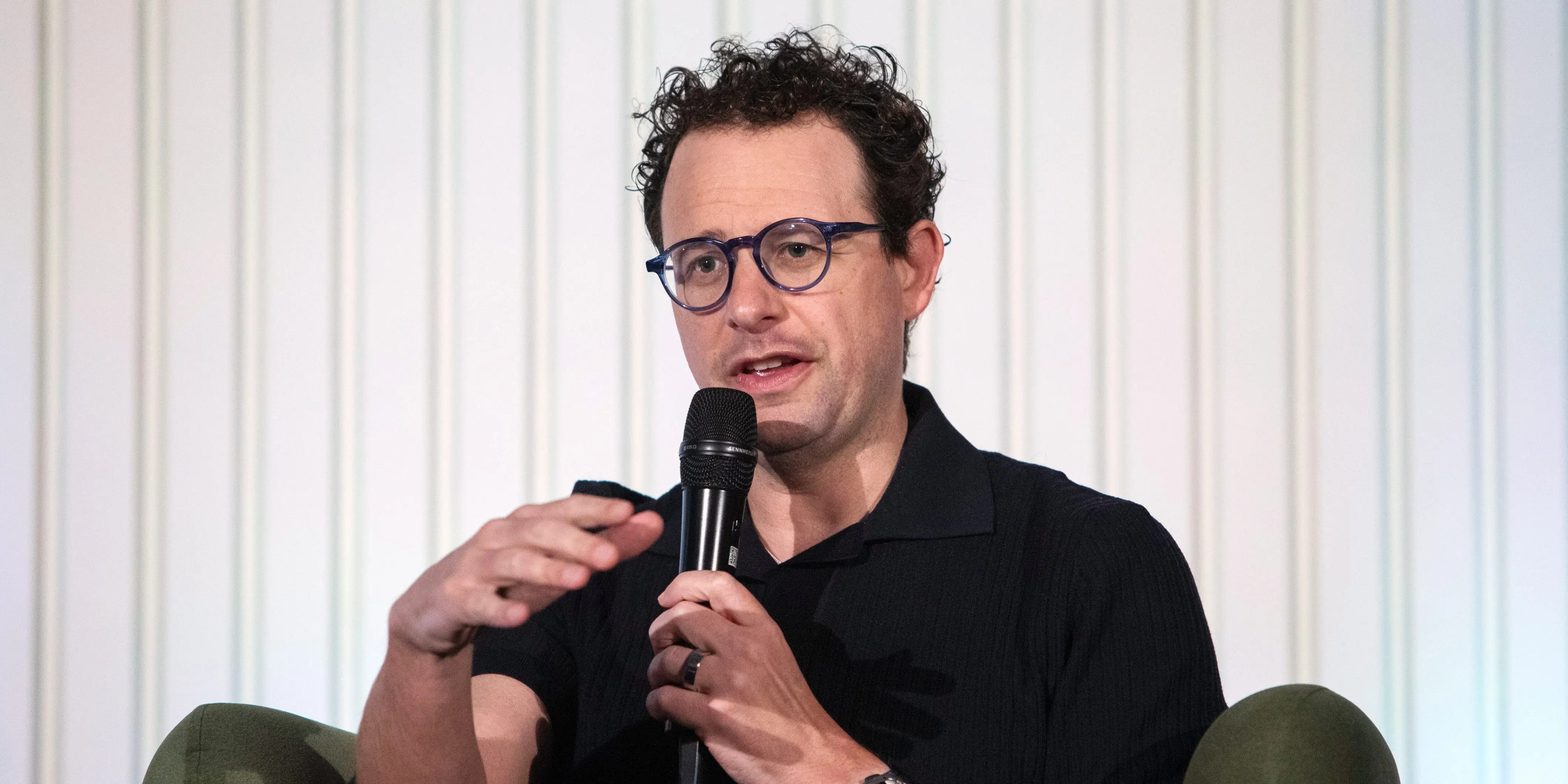 Anthropic's Trillion-Dollar Surge: Overtaking OpenAI in AI Race (2026)