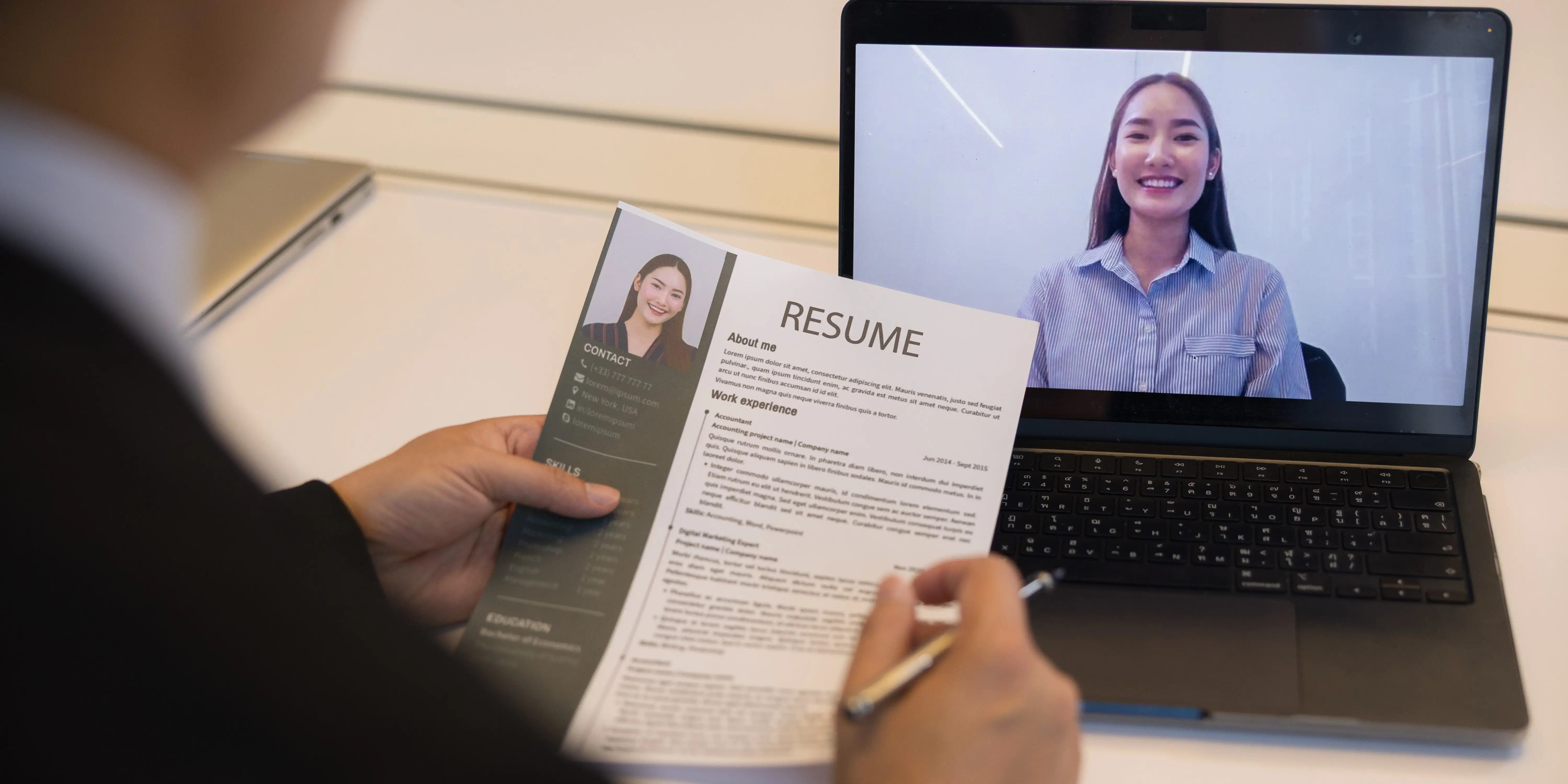 Ace Your Interview: 'Tell Me About Yourself' & Handling Layoffs (2026)