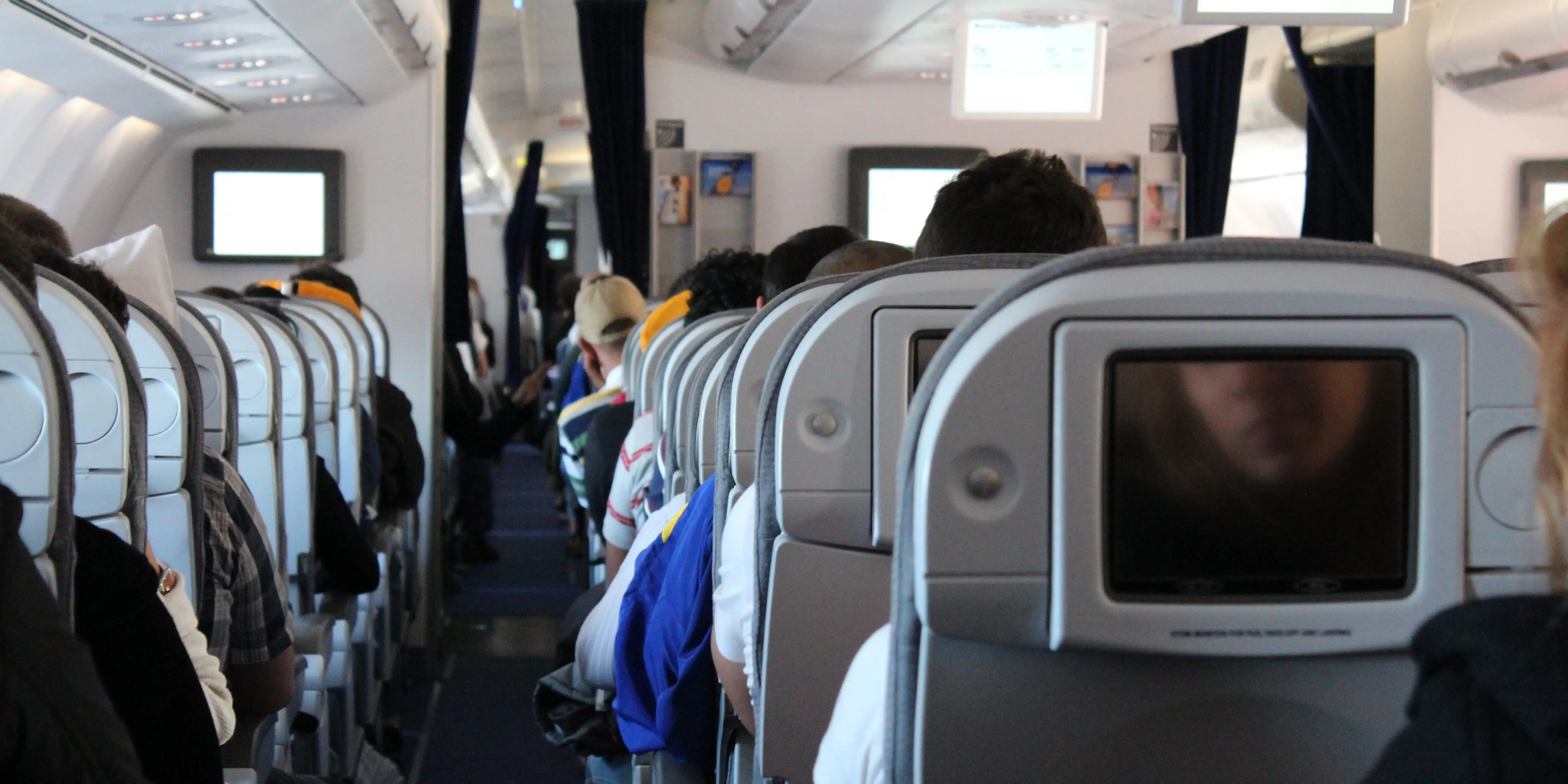 Phone Call Ban on Planes: Ex-Flight Attendants Support Bill