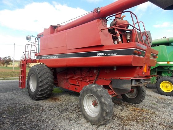 Case Ih 1666 Combine