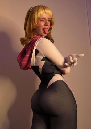 Spider-Man? Never heard of him! (Cosplay by Leesi)