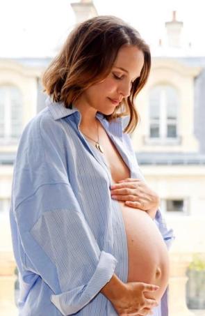 Natalie photographed by Shelby Duncan, showing her baby bump – IG post July’26
