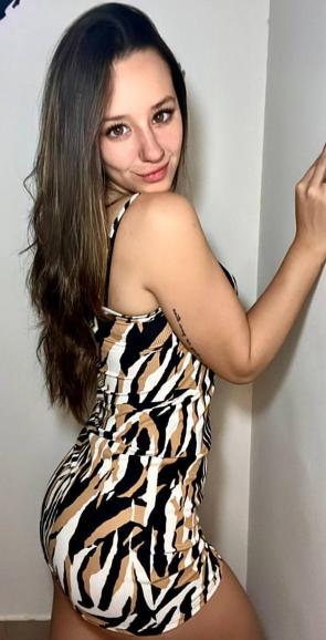 Hope my tight dress turns you on 🤭