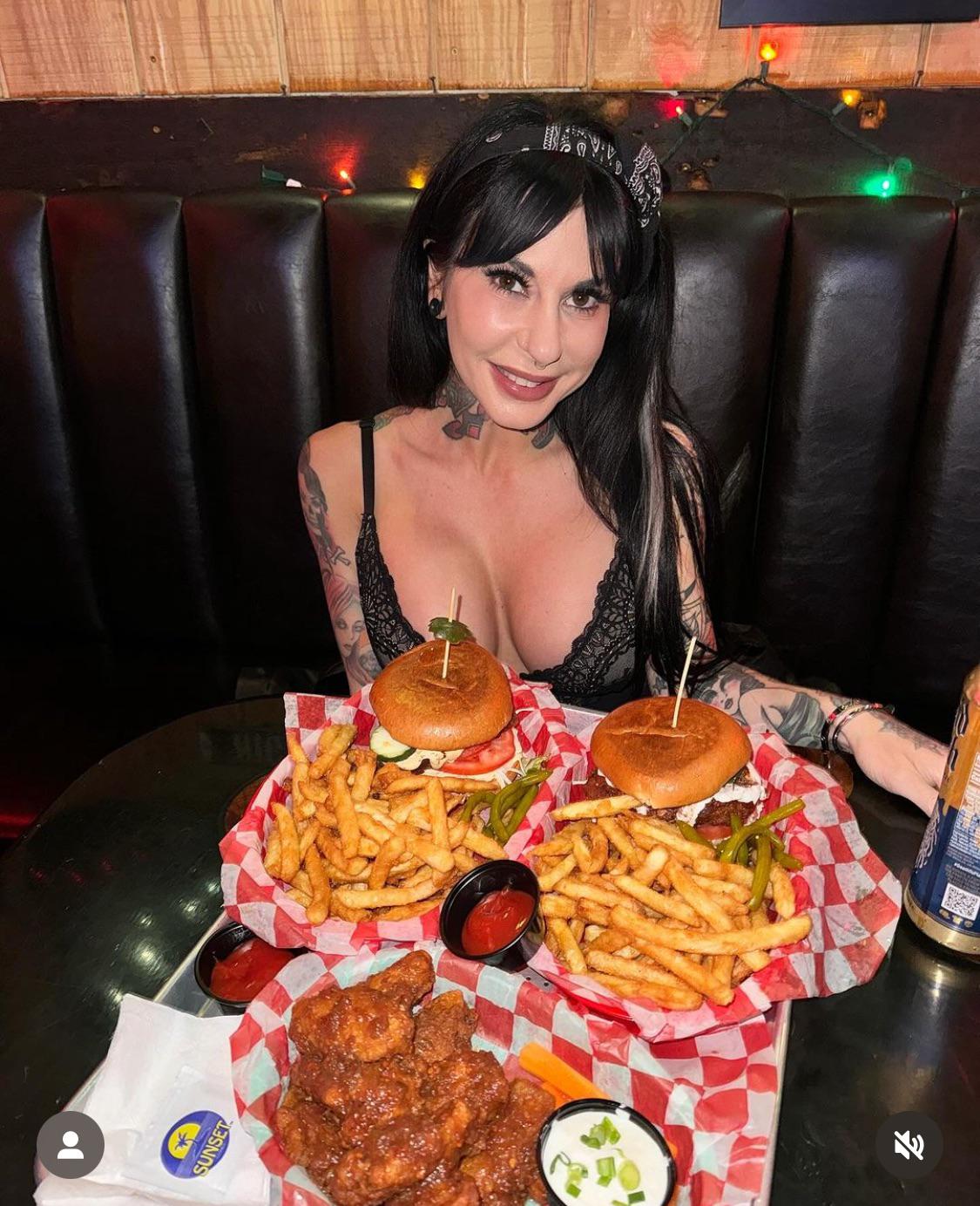 Joanna Angel came in to my place the other day. Haha. Nice lady. : rKitchenConfidential