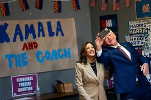 Tim Walz asked Kamala Harris for their first selfie in Phoenix