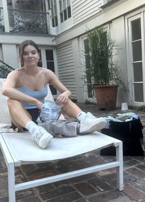 ‘go see it duh’ – Hailee posing while eating chips – IG April 2025