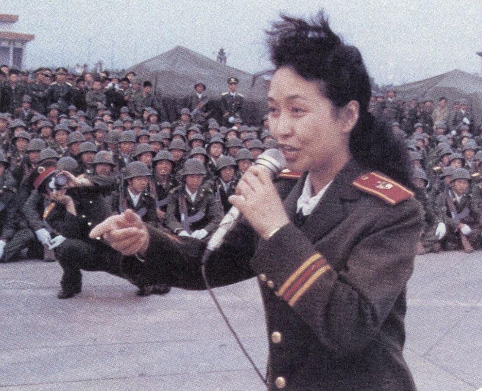 Chinese singer Peng Liyuan, wife of current President of China Xi Jinping,  singing for martial law troops in Beijing in the aftermath of the Tiananmen  Square massacre - 1989 [992x806] : rHistoryPorn