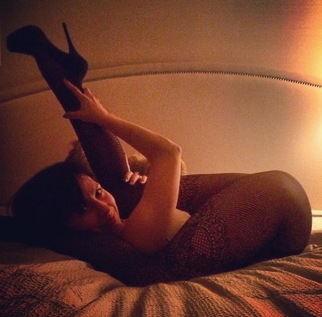 Heres a lil something from Hills resident Photogpaid friend Roushoots.  narc : rHilariaBaldwin