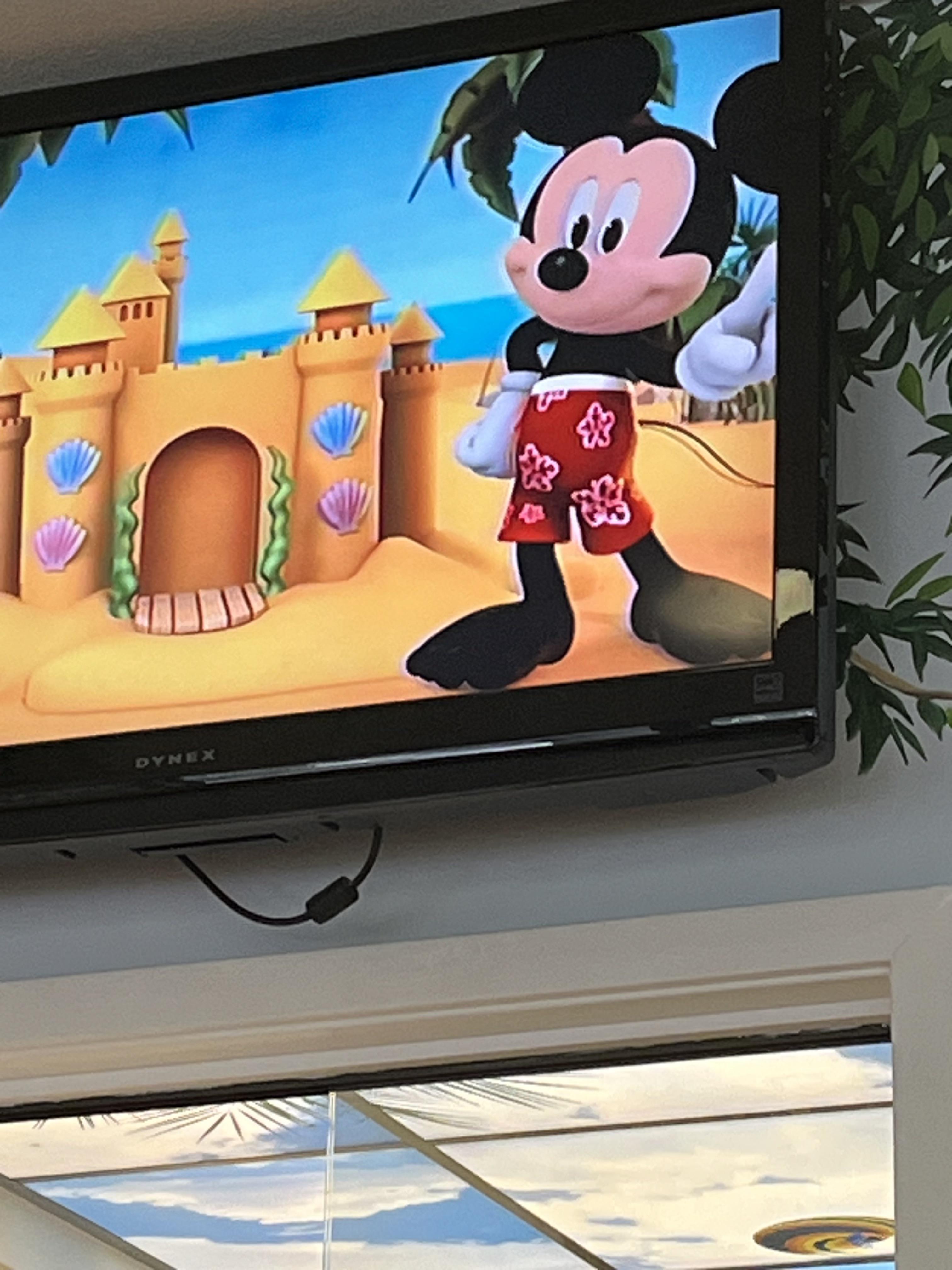 Dude, why do Mickeys feet look so cursed 😭 : rdisney