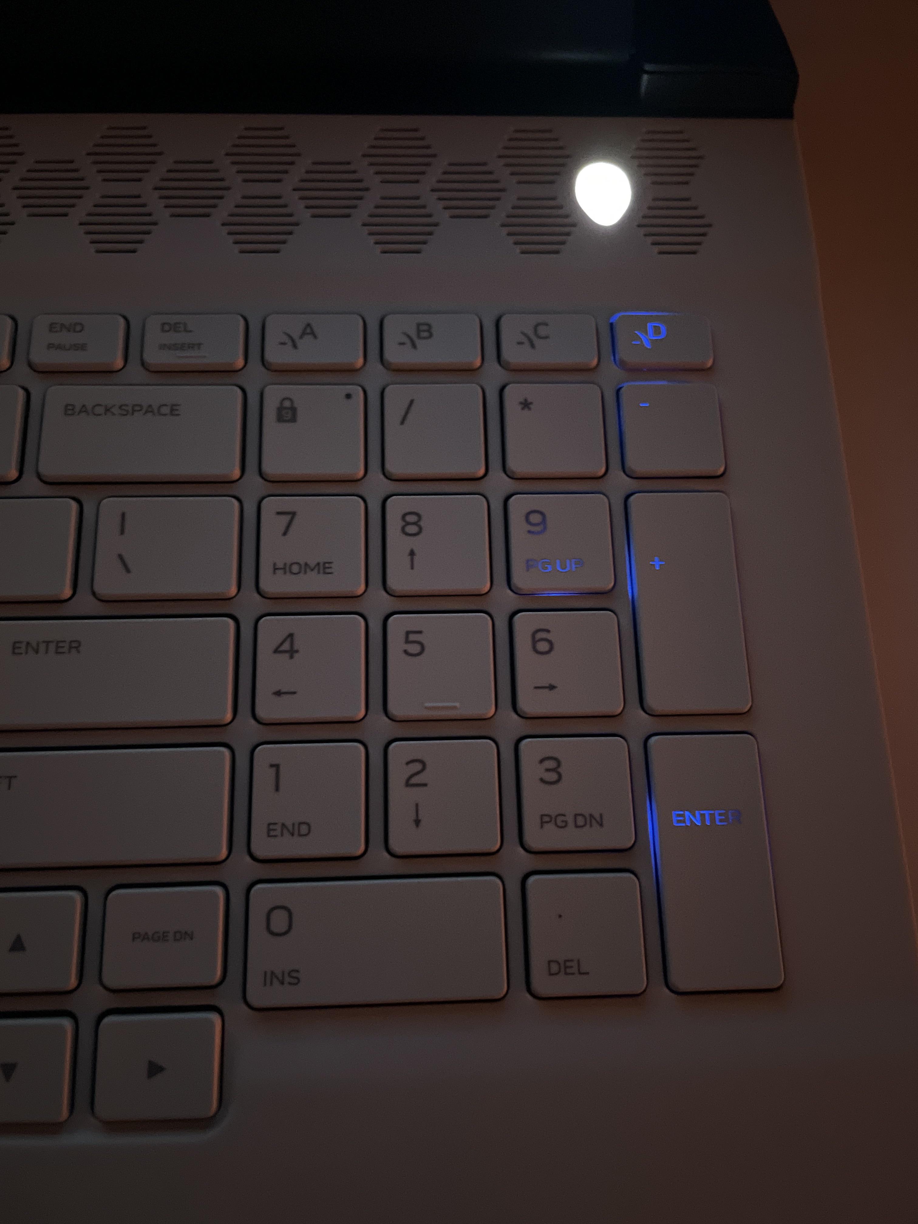 New m17r4 strange keyboard light behavior out of the box when lights