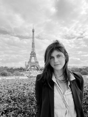 X/Twitter: Alexandra in front of the Eiffel Tower in Paris, France, 10/4/21