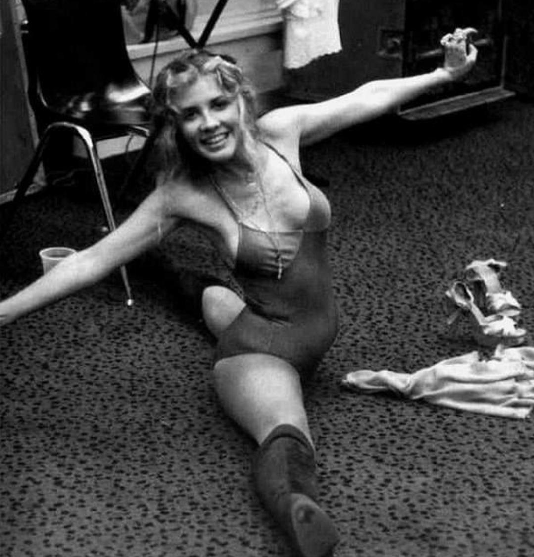 Stevie Nicks doing the splits backstage 1978. r OldSchoolCool.