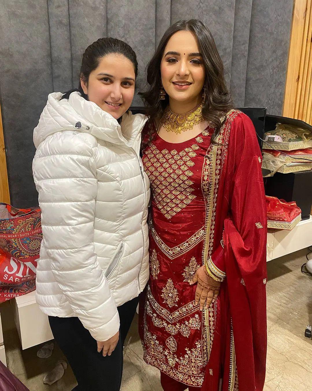 ਸੁਹਾਗਰਾਤ ਤੋਂ ਬਾਅਦ ਨਣਾਨ ਭਾਬੀ ਸੁਰਿਸ਼ਟੀ ਦਾ 'ਹਾਲ' ਪੁੱਛਦੀ ਹੋਈ ! ਭਾਬੀ ਸੁਰਿਸ਼ਟੀ  ਅੱਗੋਂ ਕਹਿੰਦੀ ਕੀ ਦੱਸਣ ਨਣਾਨੇ ਮੇਰੀਏ ਵੀਰ ਤੇਰੀ ਬਿੰਦ ਵੀ ਅੱਖ ਨਹੀਂ ਲਾਉਣ ...