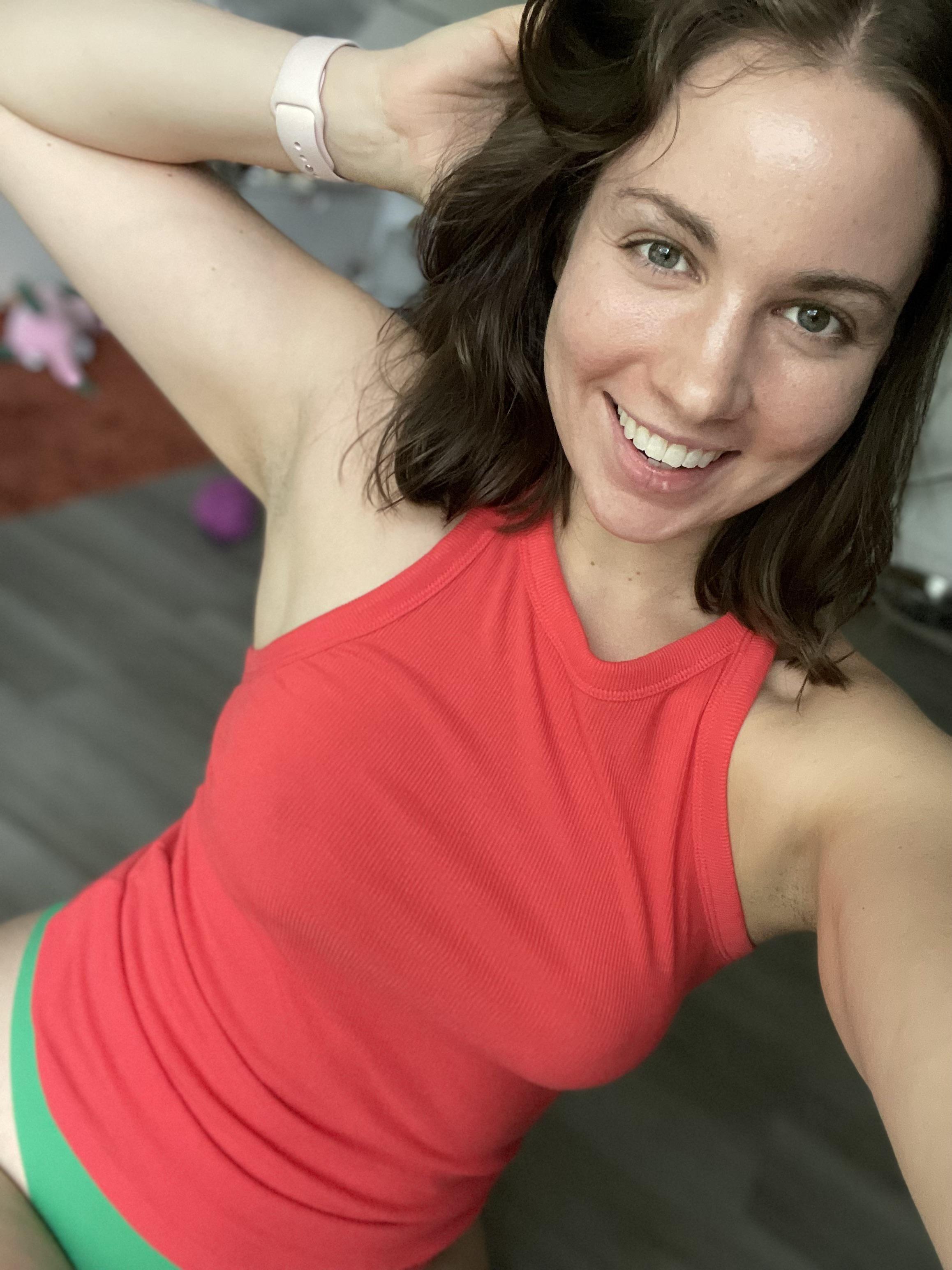 Chilling with no makeup on [f]