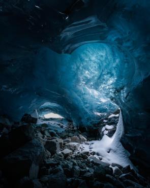 Light and snow make its way into this glacier through a moulin. British Columbia, Canada [OC][3000×2400]