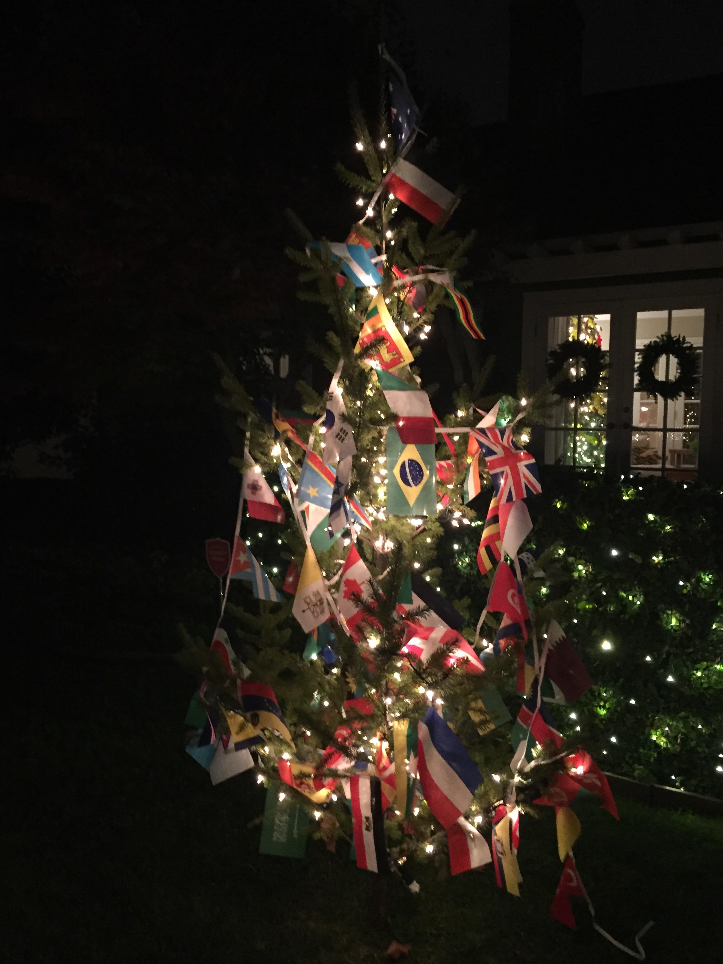 New York City S Mister Christmas Tree Makes His Yearly Appearance Across The City Cnn