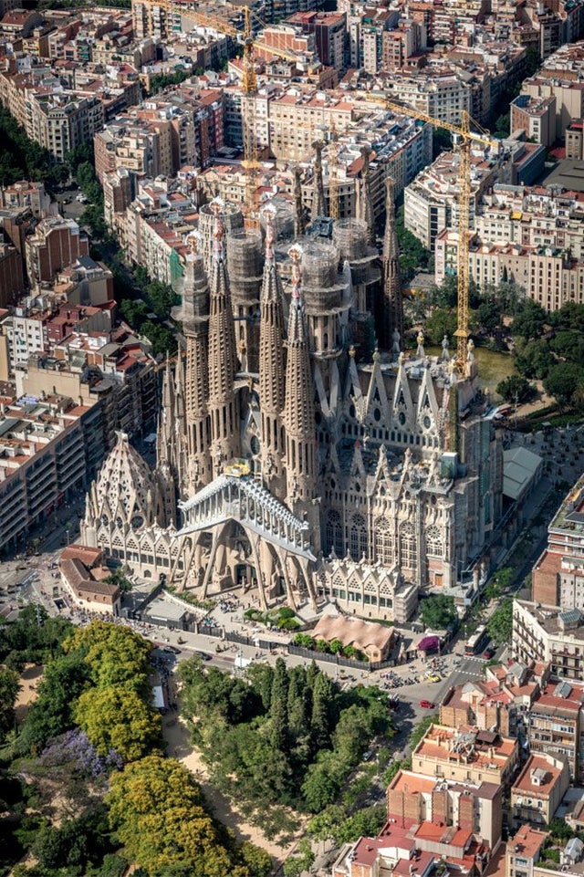 Nach mehr als 40 jahren arbeit daran verunglückte er am 10. The Interior Of Barcelona S Sagrada Familia Designed By Antoni Gaudi Construction Began In 1882 And It S Still Not Finished It S Expected To Be Completed By 2026 Just In Time For The 100th