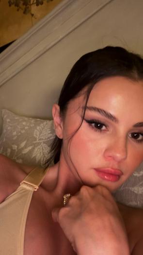 Selfie in beige bra – IG Story May 2026