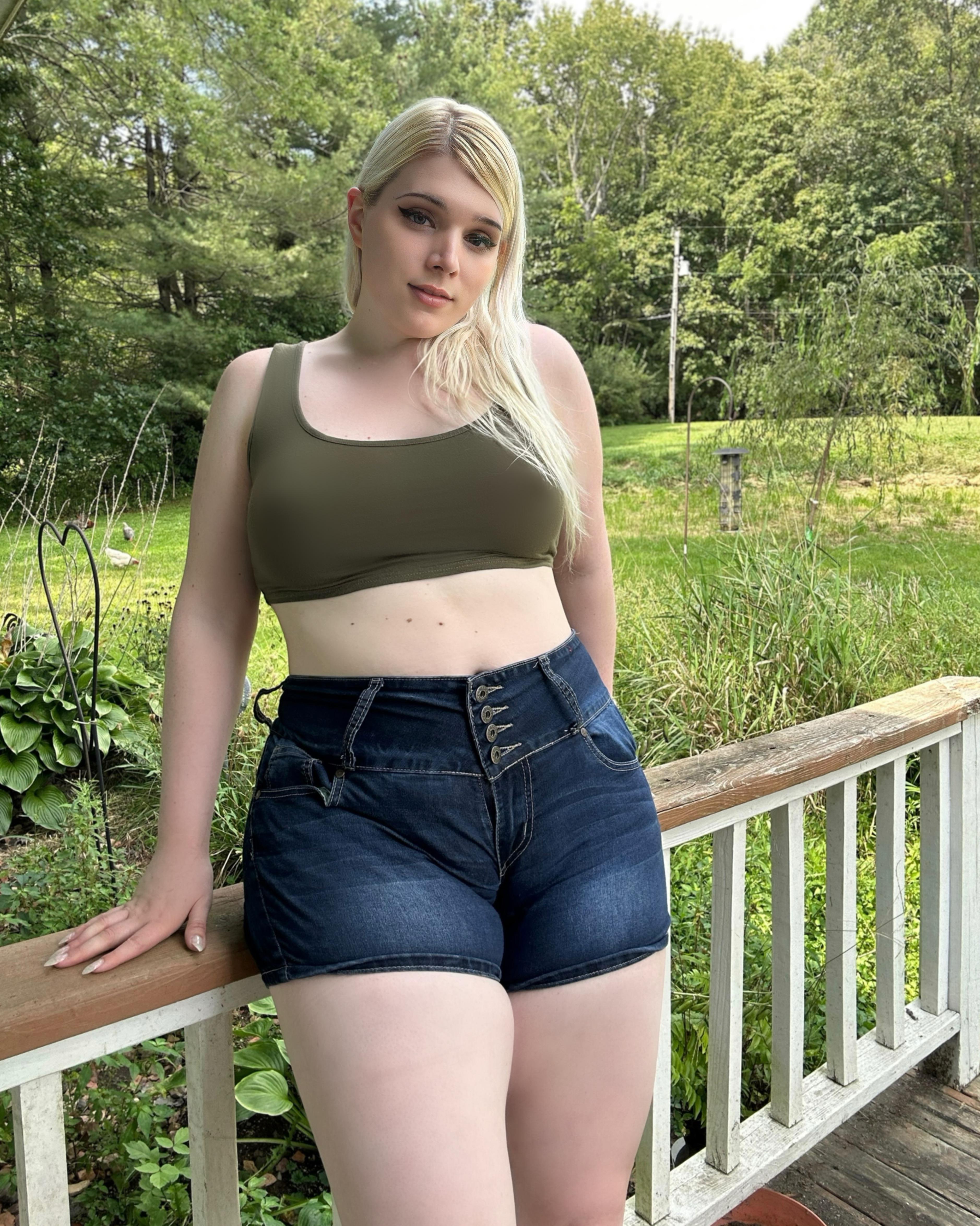 Curvy trans girl appreciation 🥰 : rtransadorable