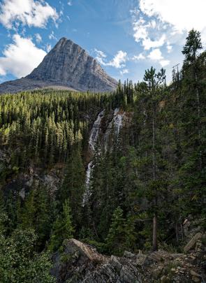 View While Hiking to Grassi Lakes, Alberta, Canada [3879×5336] [OC]