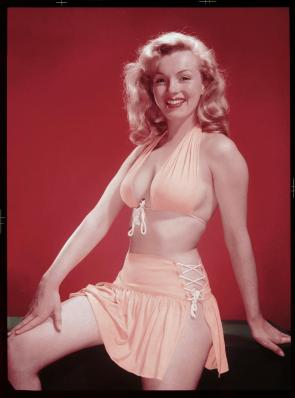 Marilyn Monroe posing in 1947. En her early days of her career