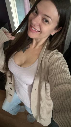 Not afraid to rock a bare face and some jeans