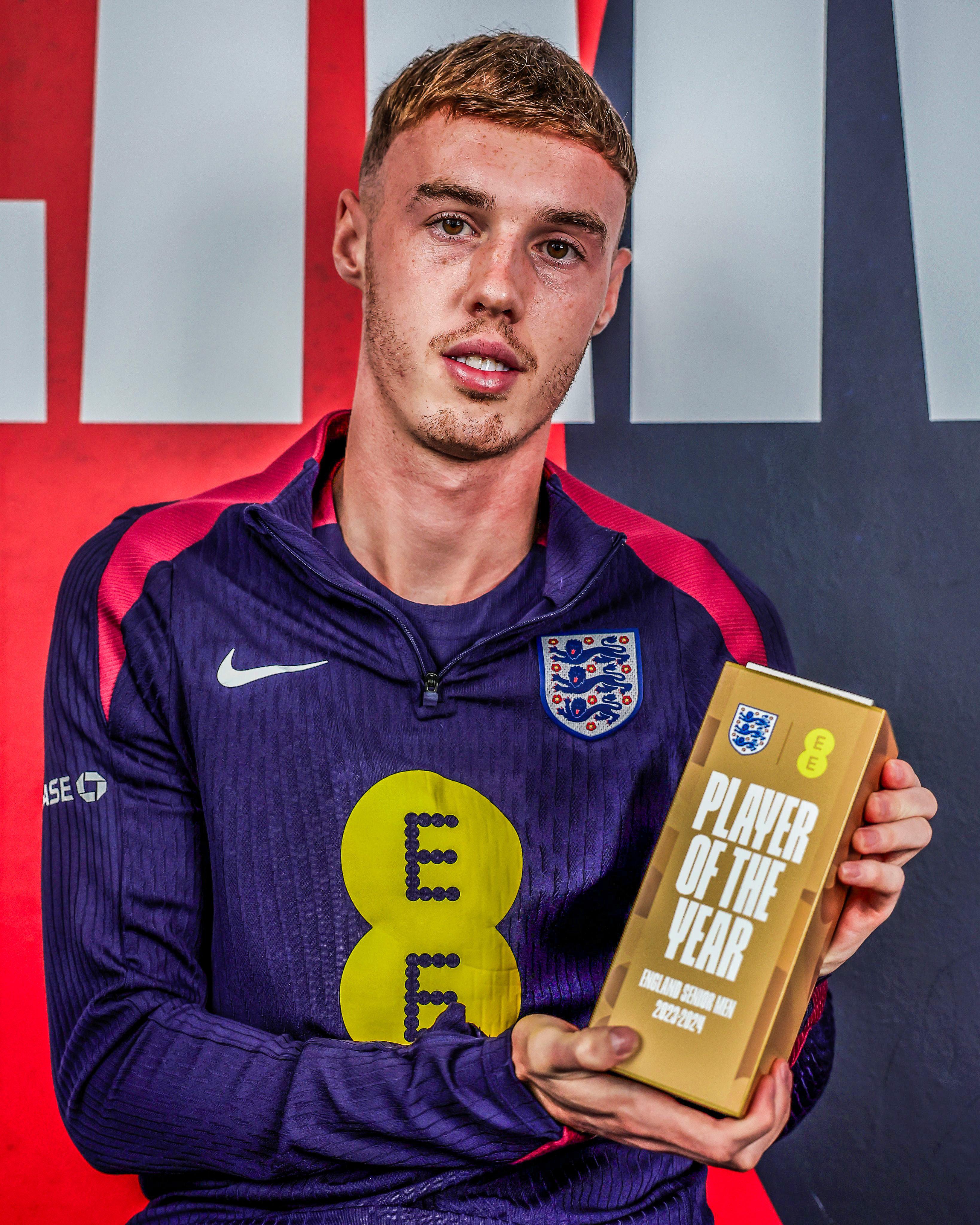 Cole Palmer with his England mens Player of the Year award for 2023-24 :  rsoccer