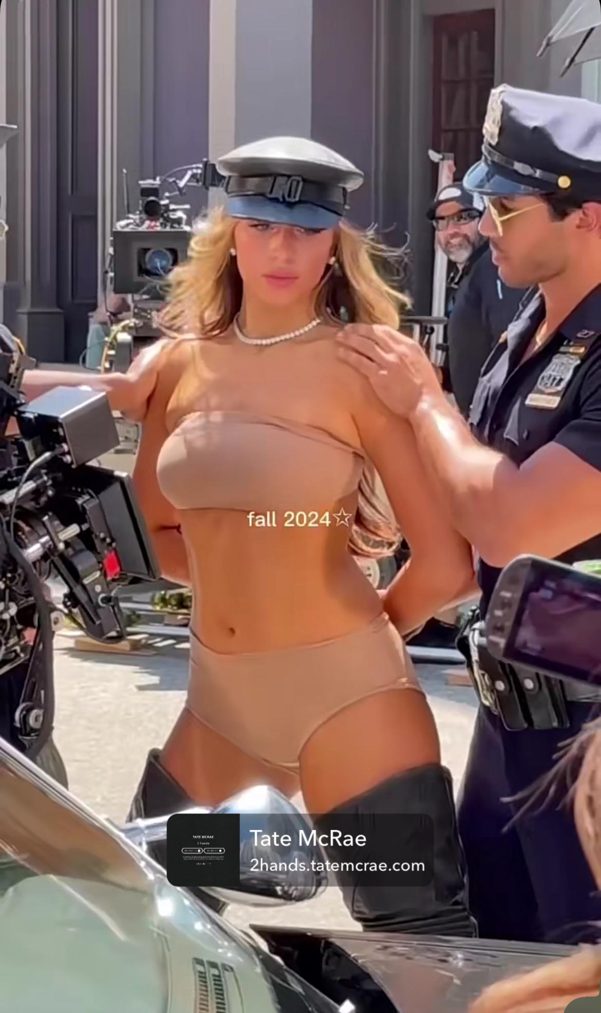 Kuch log video mein usse hate kar rahe hain, par woh nangi toh hai hi  nahin, blur hai 😂 Agar tujhe yeh video iconic nahin lagti, toh nikal le  yahaan se, tater