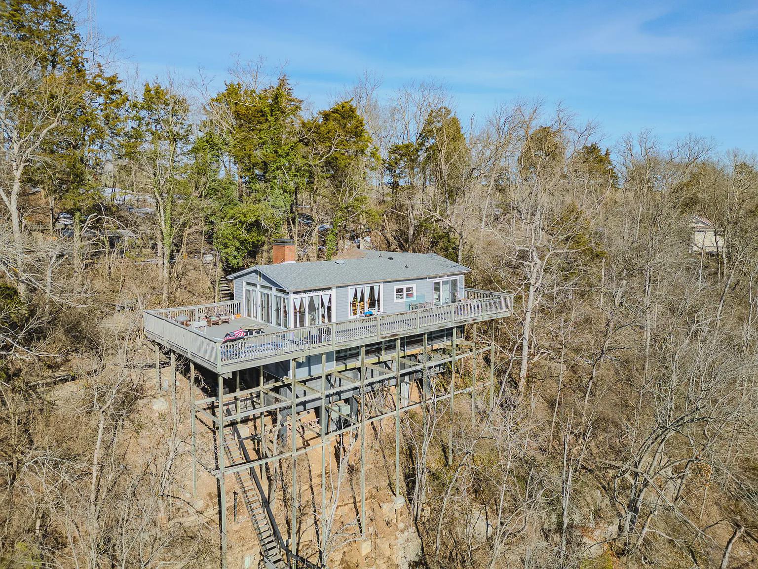 Wibbles wobbles and it might fall down www.zillow.comhomedetails1250-Wells-Landing-Rd-Danville-KY-40422105739187_zpid?mmlb=g,0  : rzillowgonewild