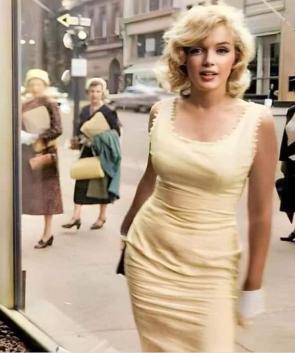 Candid Monroe: Marilyn shopping in Manhattan 1957 (photo by Sam Shaw)