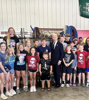 Biden poses with kids wearing Trump T-shirts in Pennsylvania