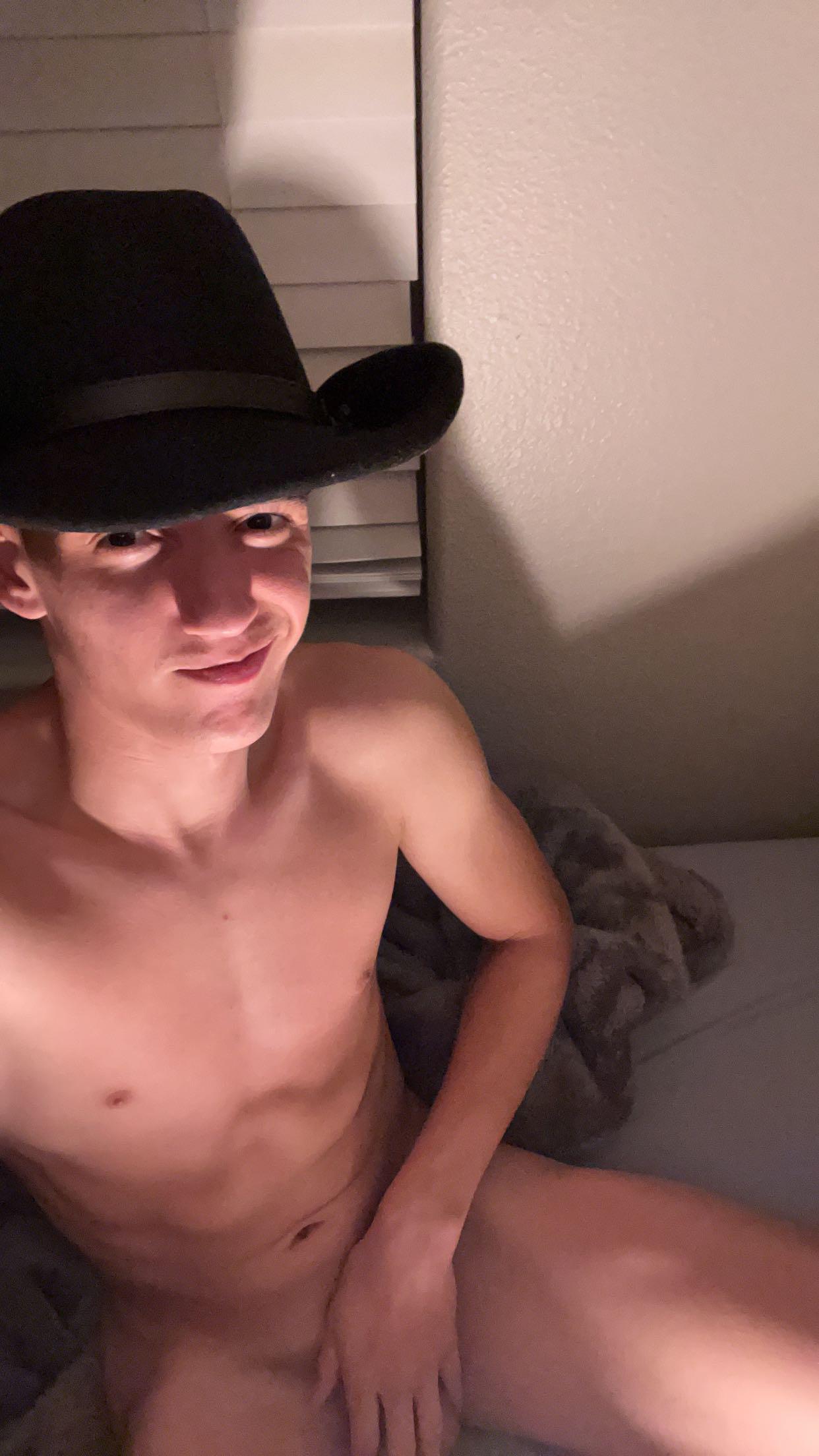 sending free gym naked nudes to everyone that says gm (serious) :  rGayPorn_NSFW