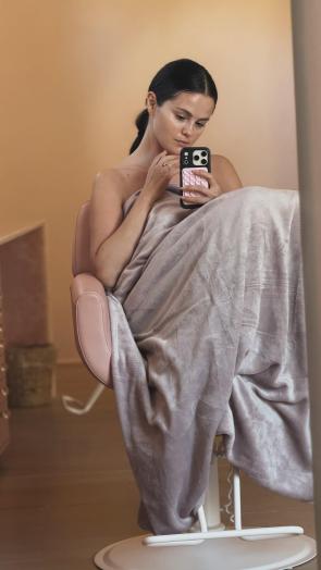 New mirror selfie from her Instagram story | IG | September 2026