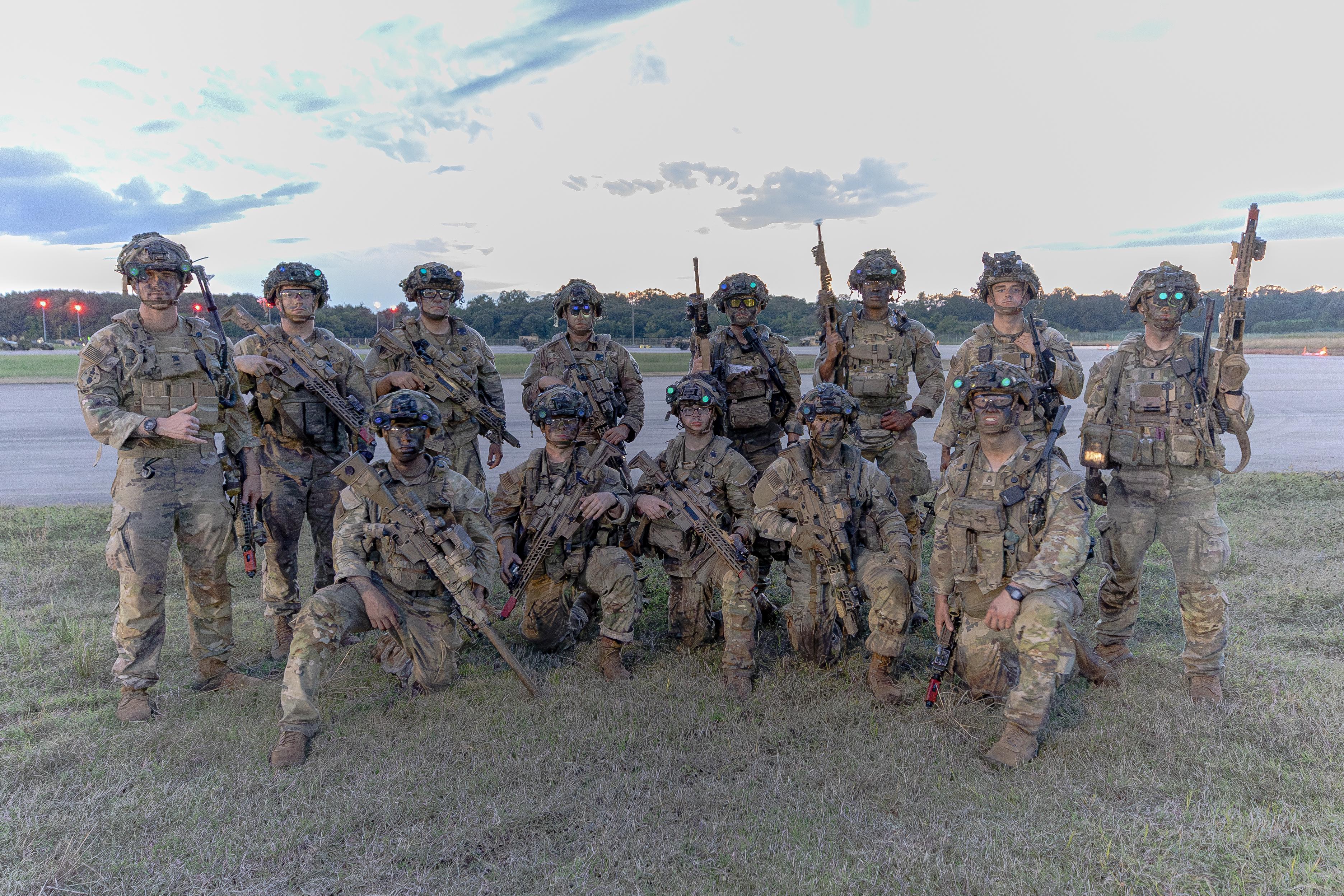 US soldiers from the 101st Airborne Division pose for a photo after a  long-range air assault into JRTC. [3744x2496] : rMilitaryPorn