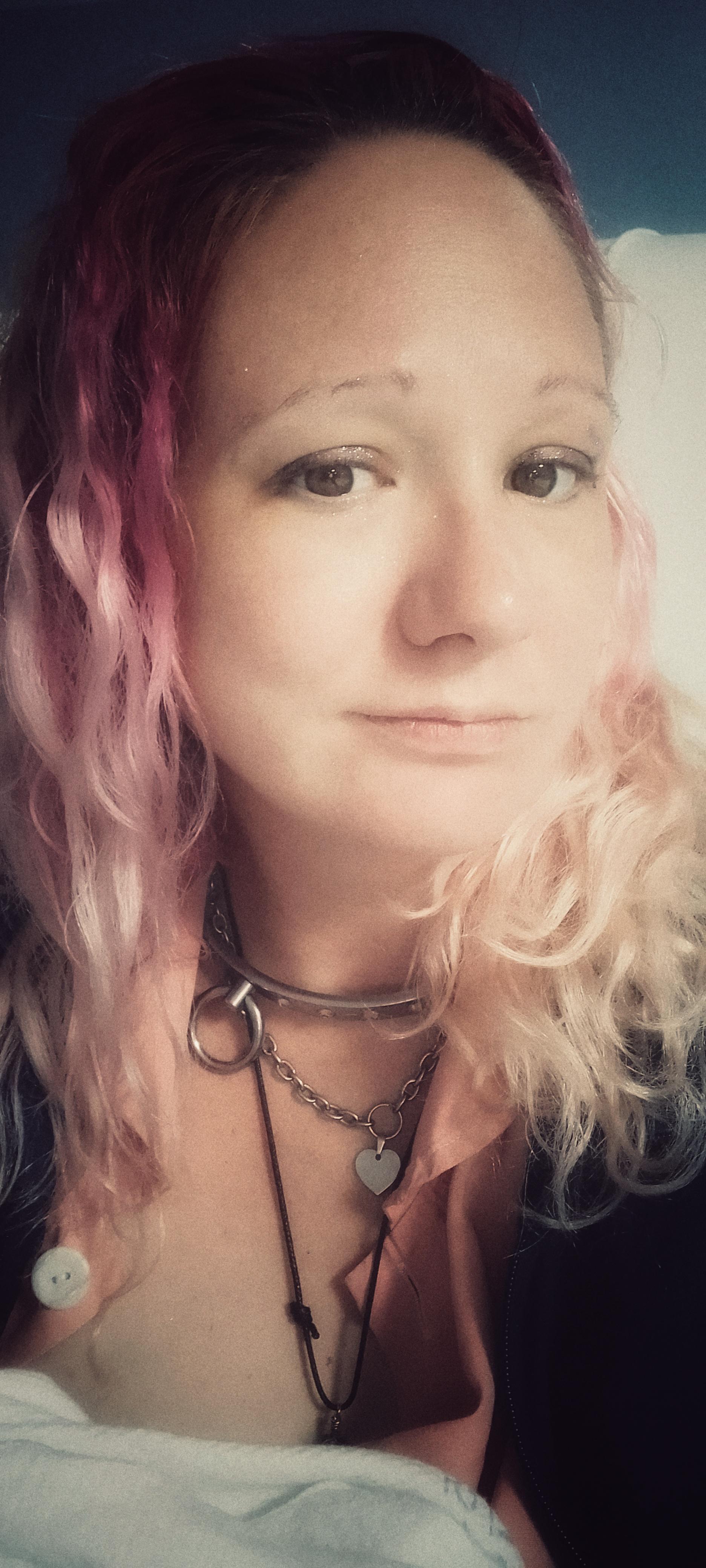 [18+] no makeup, just chilling tonight. content and happy. how about