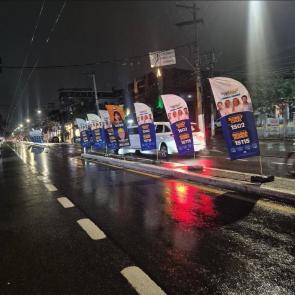 The new electoral tactic of Brazilian politicians: filling avenues and squares with identical totems of the same political group. Throughout the city of São Paulo, there are many locations that look like this: