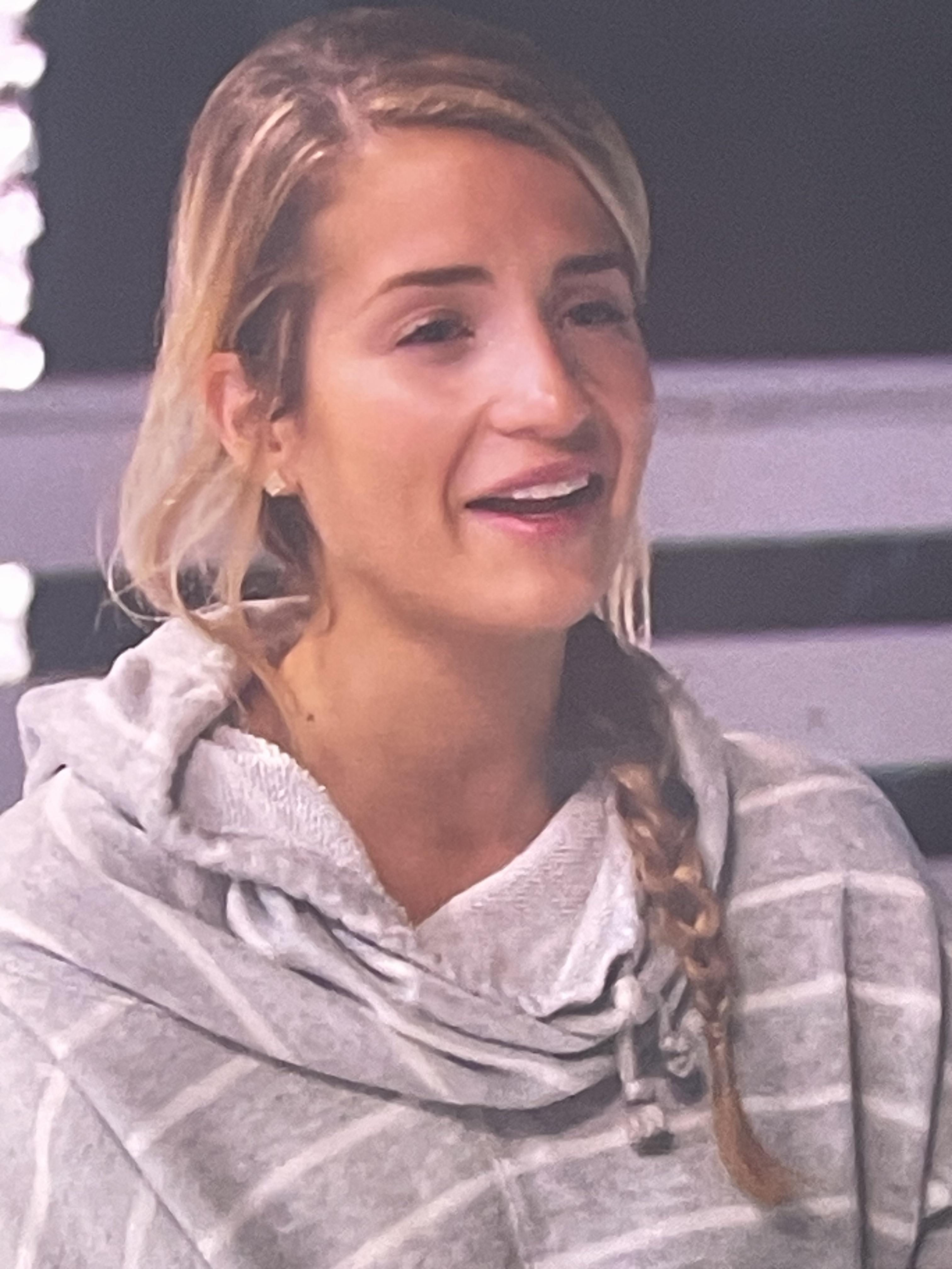 Naomi  Amanda Batula : rSoutherncharm