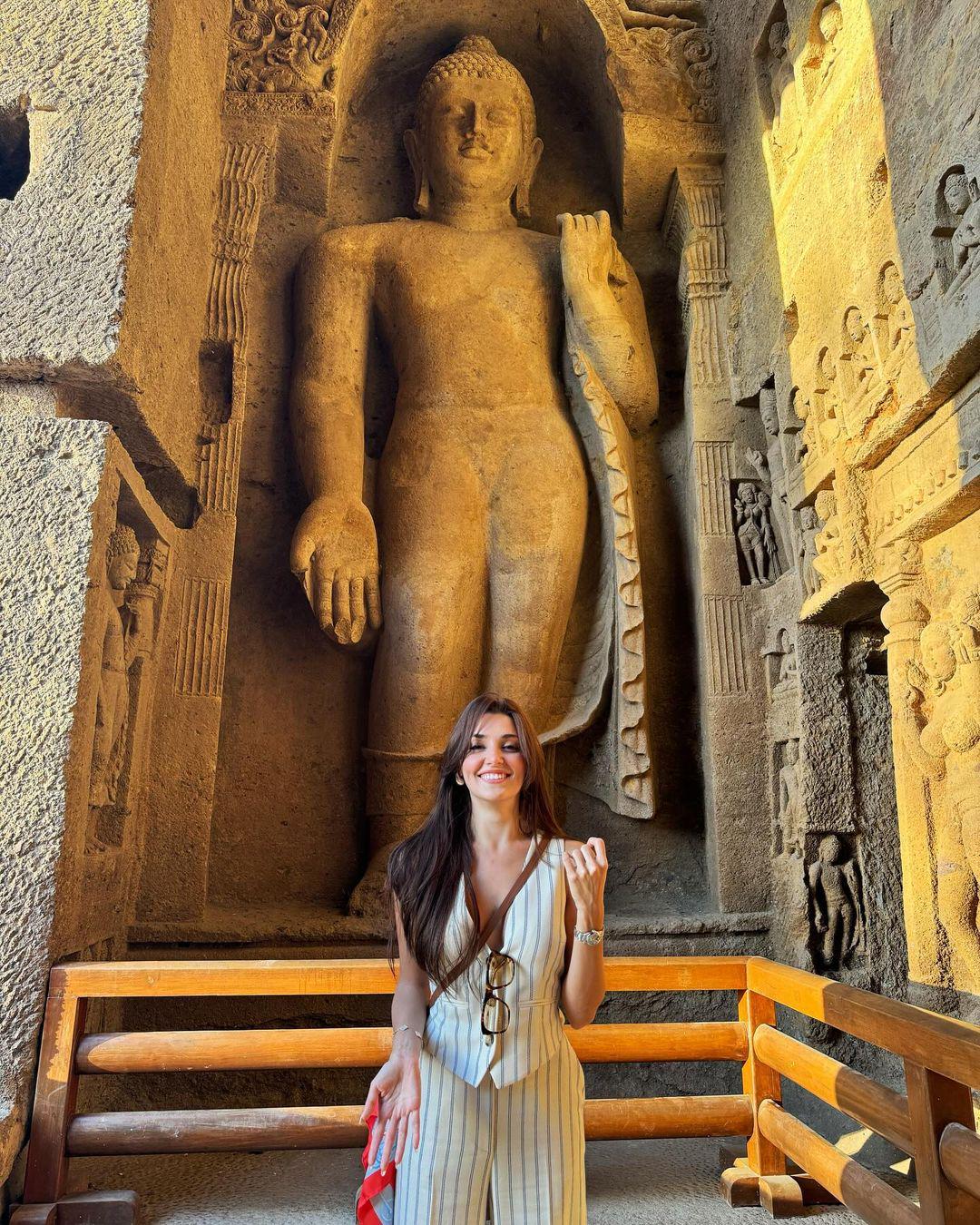 Hande Erçel exploring Mumbai : rBollyBlindsNGossip