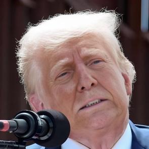 An unedited pic of Trump talking at the southern border