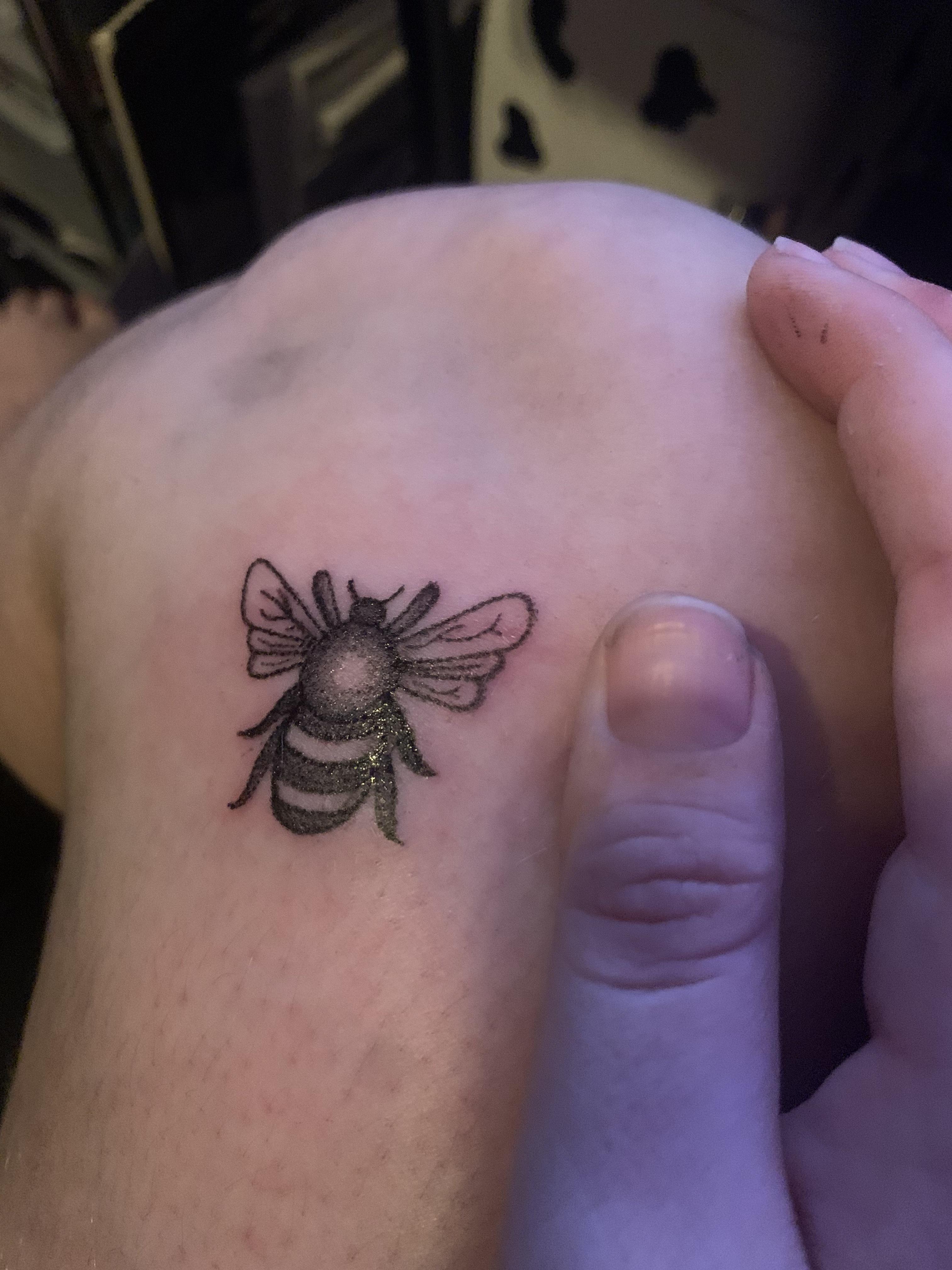Isn't My Tattoo Just The Bee's Knees? (Used 7Rl, 7Rs, 9Rl/Thumb For Size Reference) : R/Sticknpokes 4032_x_3024_jpg