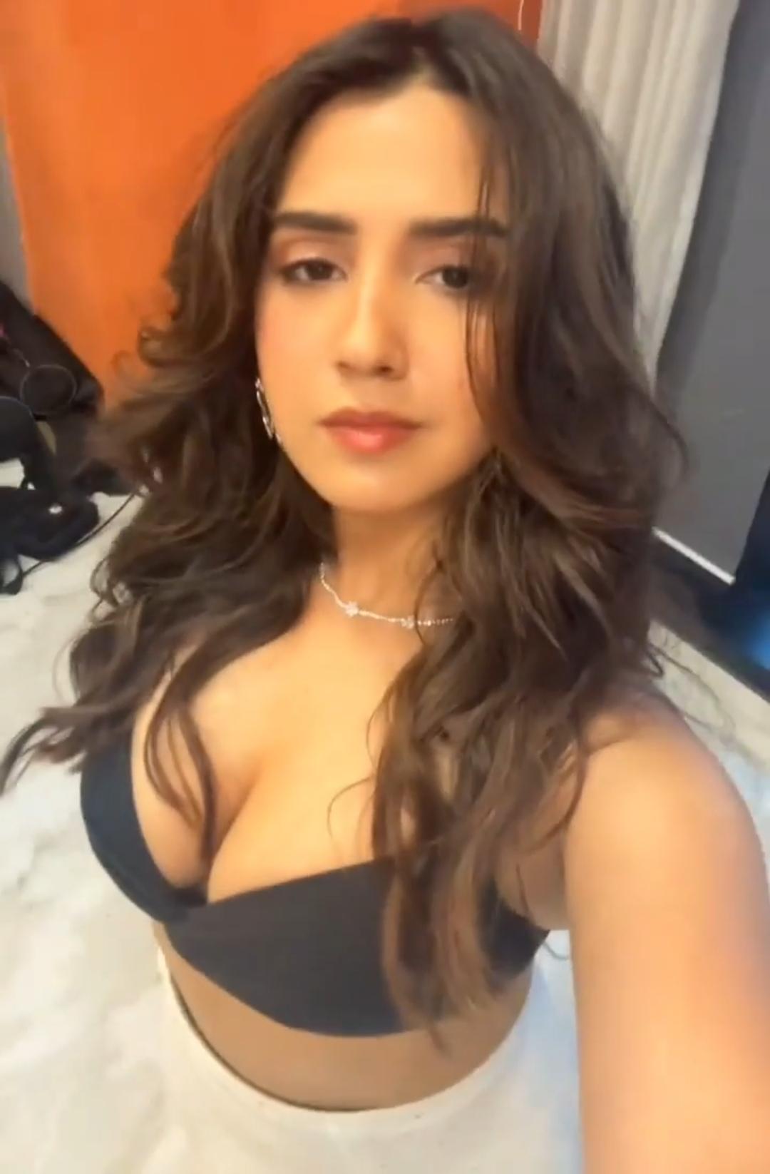 Roshni Walia : rRoshni_Walia