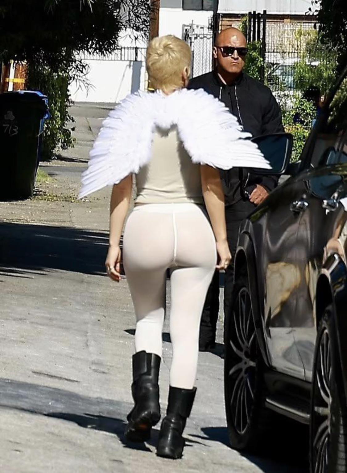 The crazy and increasingly sexualised outfits of Bianca Censori. A sympton  of the bizarre and alarming relationship or living out one of their  fetishes? : rpopculturechat