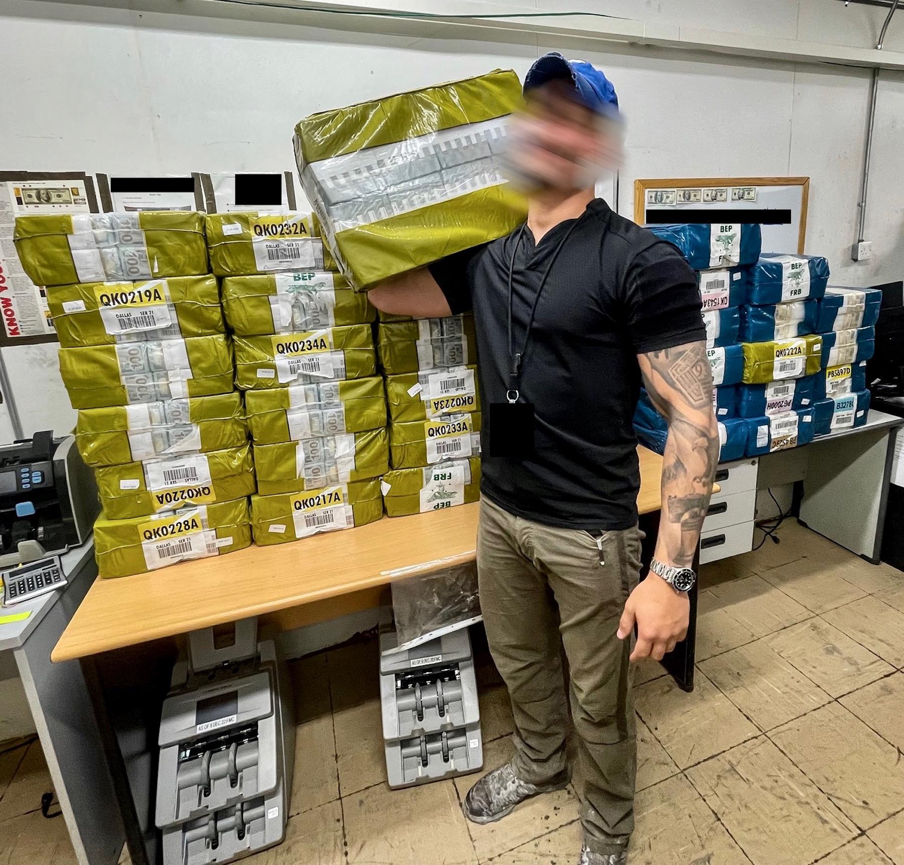 US Army Protective Service detail with $45,000,000 cash. [1800×1722] :  rMilitaryPorn