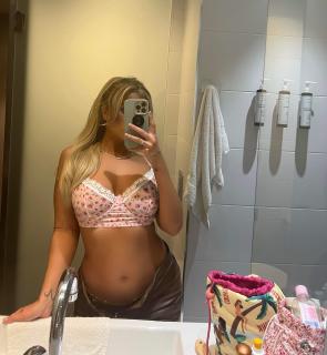 A little selfie with my sexy tummy