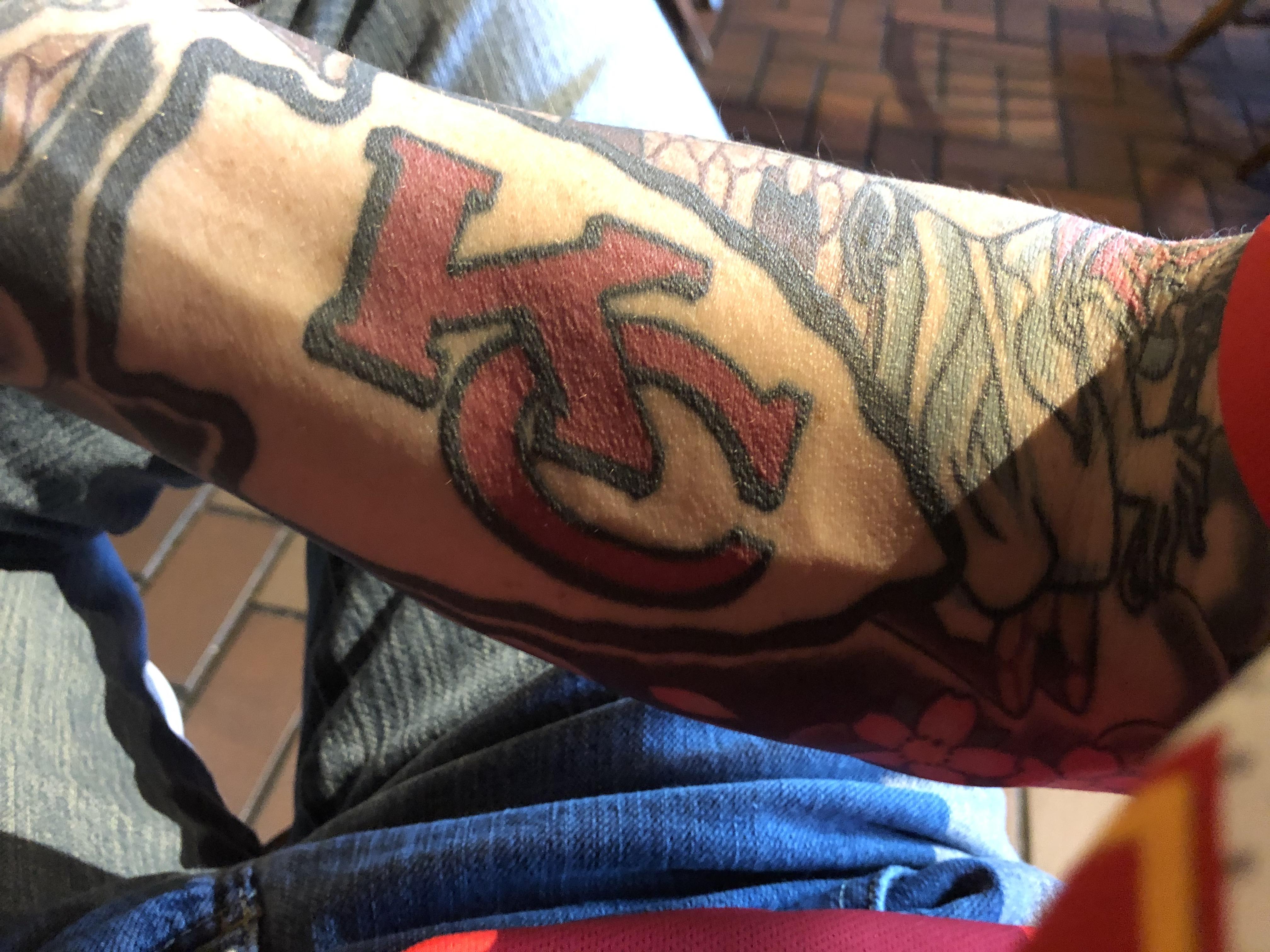 Being from kansas city and playing for the denver broncos has put linebacker shane ray in a tough spot. Letâs see em Chiefskingdom! Letâs see that arrowhead pride